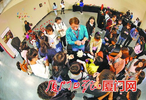1522053285718080271.jpg 台湾艺术家现场指导观众做纸艺作品。.jpg