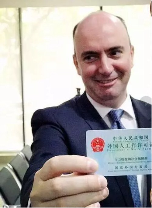 1534408977478090302.jpg A foreigner displays his working permit card in Hangzhou, Zhejiang province.jpg