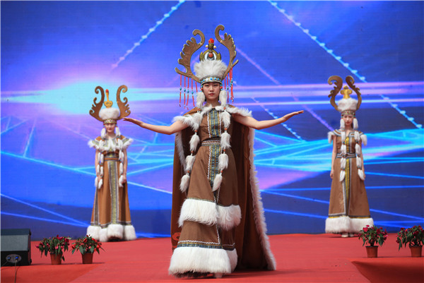 1531130355238032543.jpg Performers showcase the traditional ethnic Mongolian customs during the opening ceremony of Yuquan Folk Festival.jpg