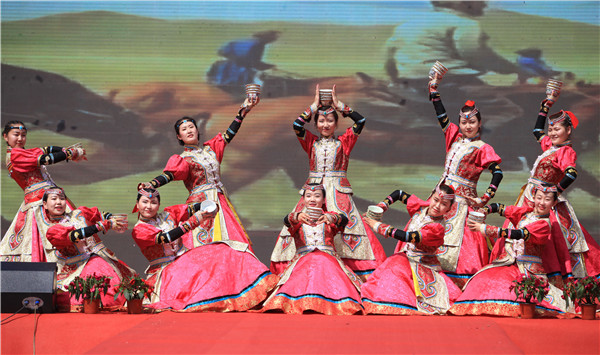 1531130361949096025.jpg Performers stage dance shows during the opening ceremony of Yuquan Folk Festival in Hohhot.jpg