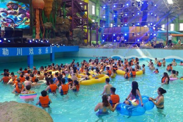 1527233501833046838.jpg Tourists take part in an interactive activity in the newly-opened indoor water park in Chile Prairie Culture-oriented Tourism Area in Hohhot.jpg