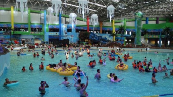 1527233511687027276.jpg Parents play with their children in a large water playground of the water park.jpg