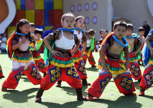 1527501379855011694.jpg Children dance in ethnic Mongolian customs in Hohhot.jpg