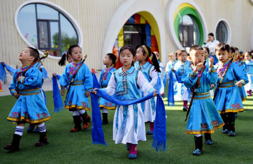 1527501390762084959.jpg Children in ethnic Mongolian custom ready to perform on May 25.jpg