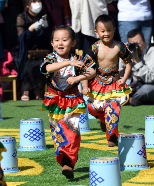 1527501436295086189.jpg Children play in ethnic Mongolian games in Hohhot.jpg