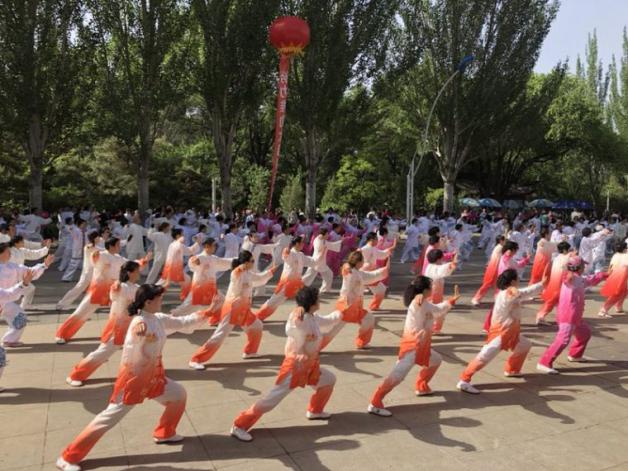 1527501225487005363.jpg Senior lovers perform Tai Chi in unified outfits in Hohhot, North China's Inner Mongolia autonomous region on May 19.jpg