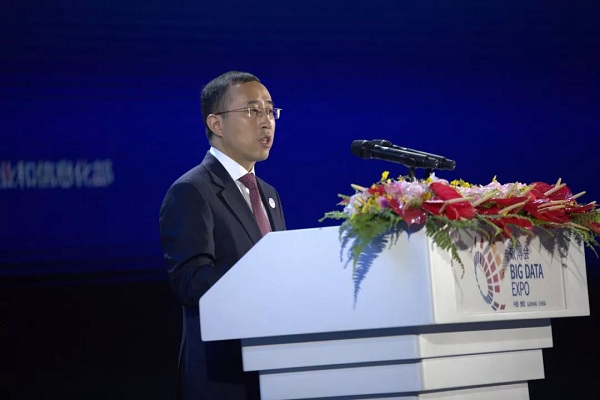 1527731655742084649.jpg Lu Minfang, CEO of Mengniu Dairy Group delivers the keynote address at the 2018 China International Big Data Industry Expo.jpg