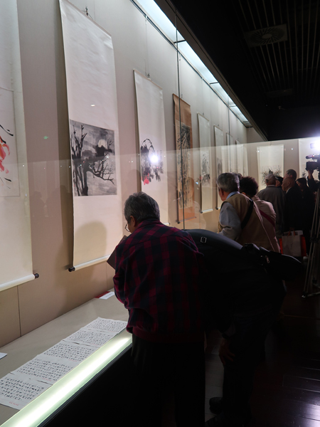 1539932563393092388.jpg 市民在展览现场仔细观看书画作品。.jpg