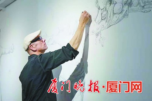 1540971424883084139.jpg -艺术家正在创作壁画。.jpg