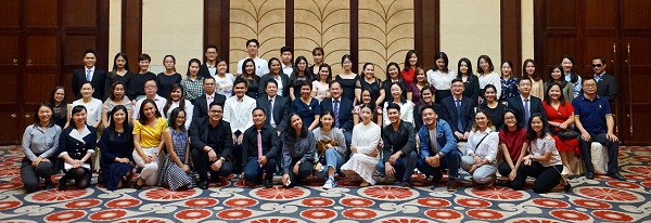 1541036329458088652.jpg 中菲青年互访交流活动团合影.jpg