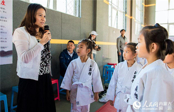 1527851465625082943.jpg Xian Dongmei, president of CJA introduces judo to primary school students in Hohhot, May 28..jpg