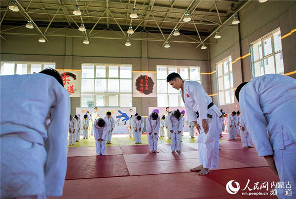 1527851474823065841.jpg Primary school students learn the etiquette and discipline of judo in Hohhot.jpg