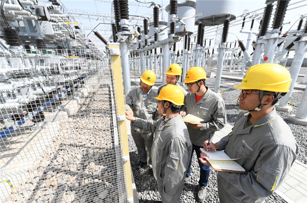 1525771443834089767.png Workers check power equipment.png