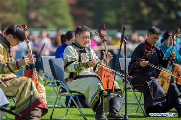 1527210880247000355.jpg Students of Hohhot Minzu College play Matou fiddles at a Nadam fair of the school in Hohhot.jpg