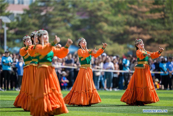 1527210889013018111.jpg Students of Hohhot Minzu College perform dancing at a Nadam fair of the school in Hohhot.jpg