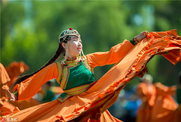 1527210921091023412.jpg Students of Hohhot Minzu College perform dancing at a Nadam fair of the school in Hohhot,Inner Mongolia.jpg