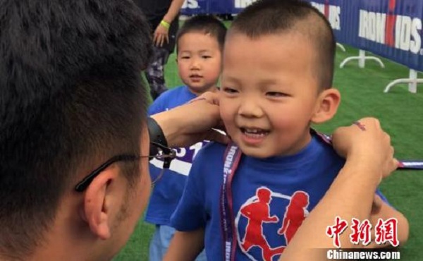 1527500854537083014.jpg A child is awarded a medal at the race on May 27.jpg