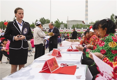 1527564643500021646.jpg Horinger paper-cutting event sets world record.jpg