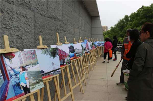 1527732248353013832.jpg Visitors enjoy photographs at an exhibition in Hohhot.jpg