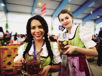 1531276140487009232.jpg Two German waitresses pose for a photograph at the opening ceremony of Oktoberfest in Hohhot, Inner Mongolia autonomous region, July 7.jpg