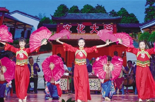 1532081436983039223.jpg Farmers and herdsmen from Xishuimo Village of Yuquan district perform a fan dance in Hohhot, North China’s Inner Mongolia autonomous region, July 16.jpg