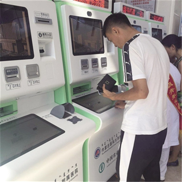 1534574436898001994.jpg A patient pay the medical bills through a self-service machine at the Affiliated Hospital of Inner Mongolia Medical University in Hohhot, North China’s Inner Mongolia autonomous region.jpg