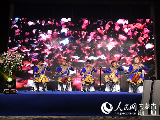 1533174638320017190.png A Mongolian stringed instrument performance.png