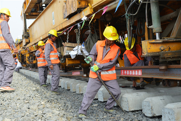 1533172051984013731.jpg Workers at the construction site of the high-speed railway in Zhangjiakou, Hebei province, on July 31.jpg