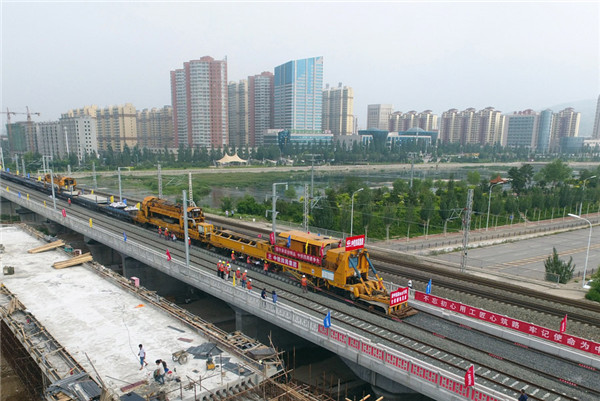 1533172058420004507.jpg Workers at the construction site of the high-speed railway in Zhangjiakou, Hebei province.jpg