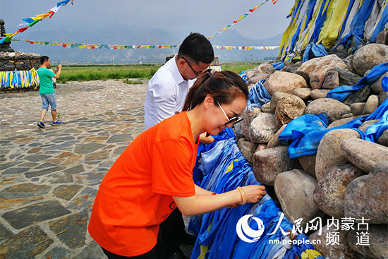 1533202149357088227.jpg Visitors tie blue hadas to the Huhe Aobao in Hohhot, North China’s Inner Mongolia autonomous region, July 28.jpg