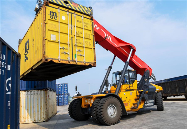 1533518111419054730.jpg A vehicle unloads a container at Shaliang Logistics Park in Hohhot, North China's Inner Mongolia autonomous region, July 27.jpg