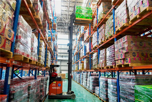 1533518118436046085.jpg A worker is pictured at the storehouse of the Shaliang Logistics Park in Hohhot, Inner Mongolia autonomous region, July 27.jpg