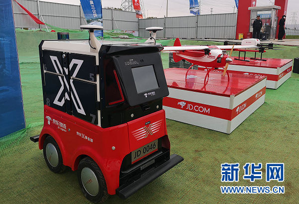 1538187825571054846.jpg A driverless delivery vehicle and drones are pictured at the groundbreaking ceremony of the intelligent logistics park held in Hohhot, Inner Mongolia autonomous region on Sept 27.jpg