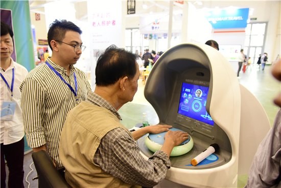 1540863383671066247.jpg 老年人进行健康体检.jpg