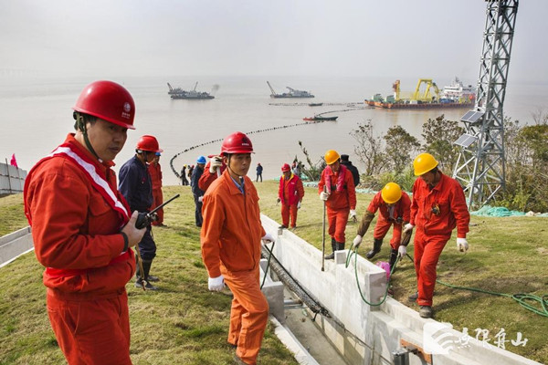 1542792068501036367.jpg 工人敷设.jpg