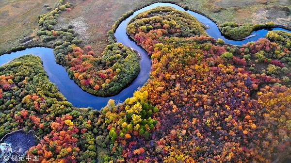 1546479667661077306.jpg 2018年09月21日,看万山红遍,层林尽染。时值秋日,内蒙古阿尔山口岸早已披上了绚丽多彩的外衣。阿尔山口岸每到深秋便呈现出这个季节独有的色彩,不同的色彩如彩云落坡一般散落在边境线上,美不胜收,让人迷醉。.jpg