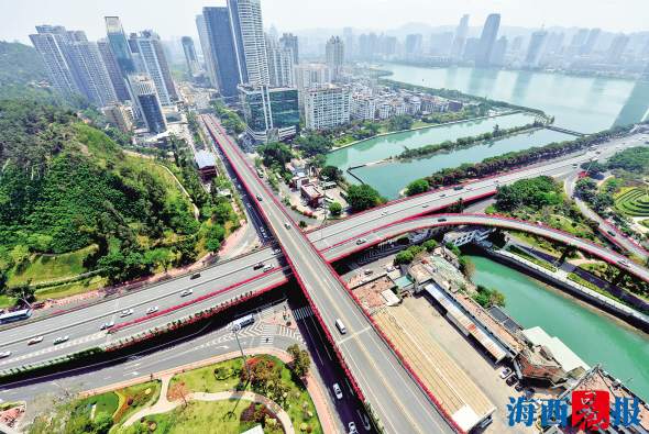 1524732781858051627.jpg 三角梅扮靓湖滨北和湖滨西交叉立交桥。.jpg