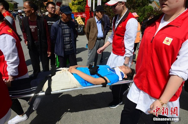1525769597988085003.jpg Hohhot Red Cross members perform first aid.jpg