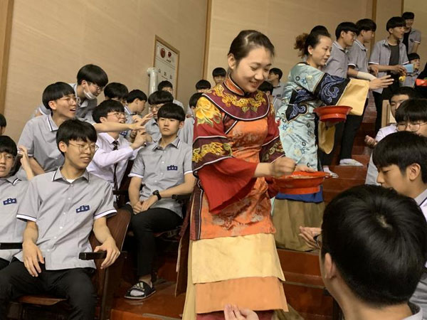 1558403018714038742.jpg 发礼物.jpg