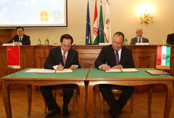 1559266453853066943.jpg 签约.jpg