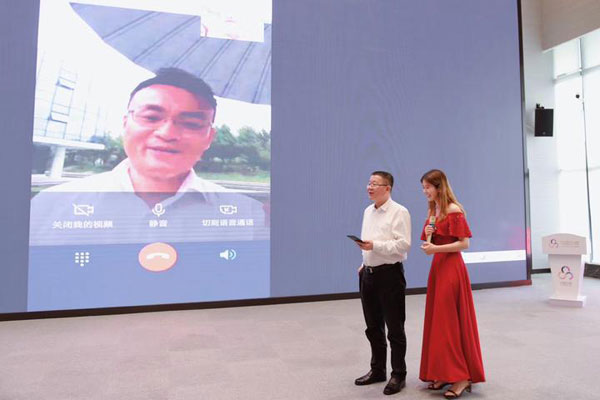 1560933632968025448.jpg 打电话.jpg