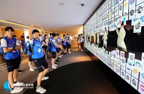 1553565097897051946.jpg 粤港澳青年参观腾讯全球总部.jpg