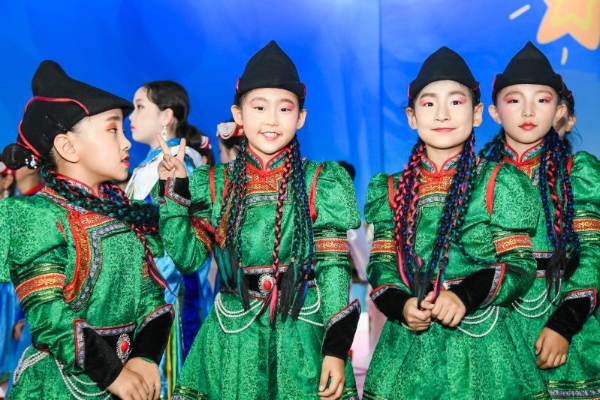 1562574639348097900.jpg s1906240900164307951.jpg