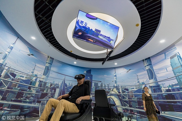 1545009711245044334.jpg 2018年8月3日,市民在呼和浩特玉泉区大数据应用产业体验中心内参观体验。.jpg