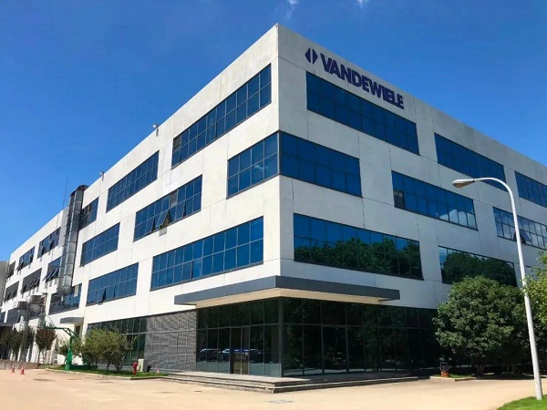 1629081397747045591.jpg van.jpg