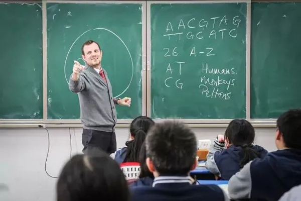 1650347061770072290.jpg expats in suzhou.jpg