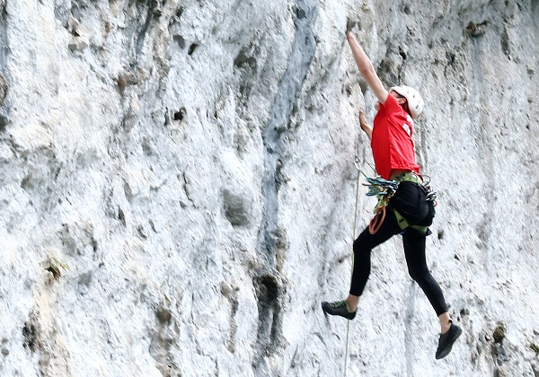 1652171979498003244.jpg 户外运动爱好者在青龙偃月山徒手攀岩.jpg