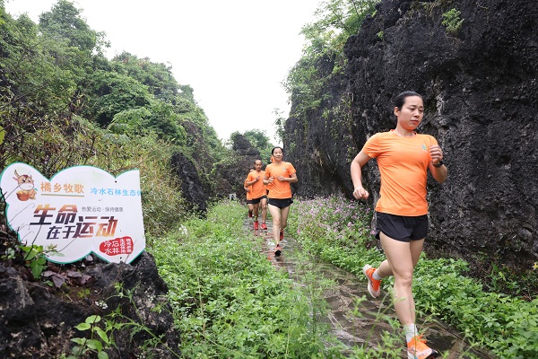 1652171997923080543.jpg 跑团在源头冷水石林。苏桂 摄.jpg