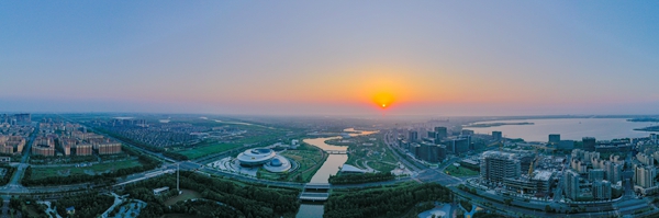 1660620467303096434.jpg 临港新片区.jpg