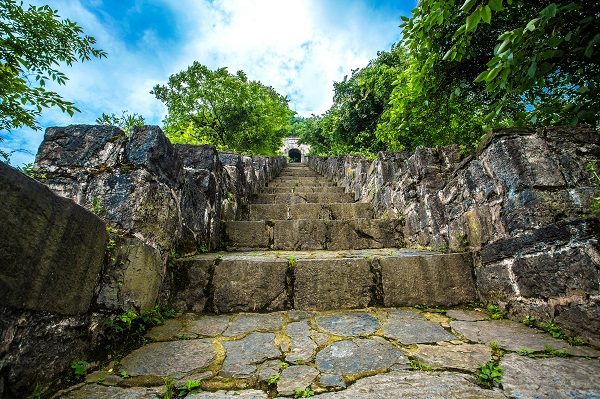 1673949014049074076.jpg 海龙屯 36步天梯.jpg